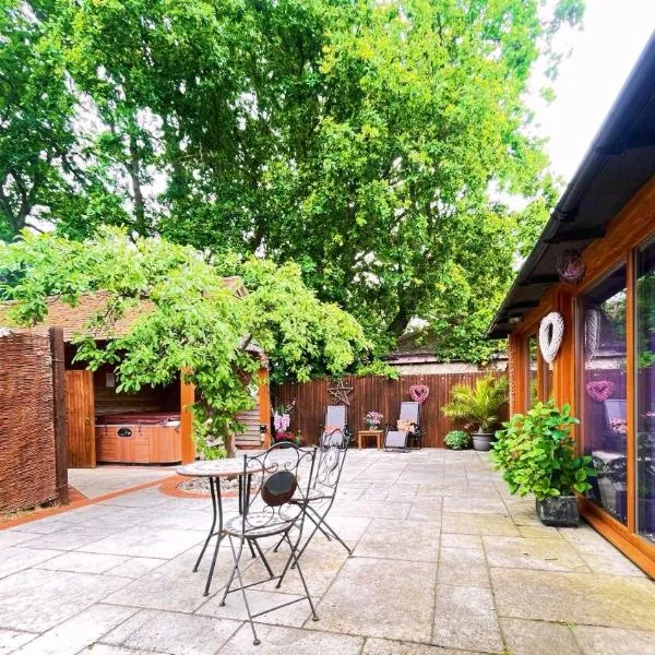 The Retreat, A relaxing getaway for couples，位于Hambrook的酒店