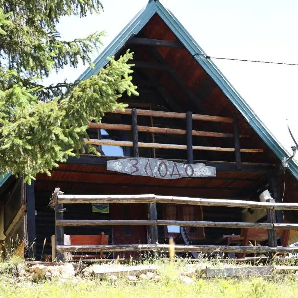 Forest Cabin Ponikve，位于Čajniče的酒店