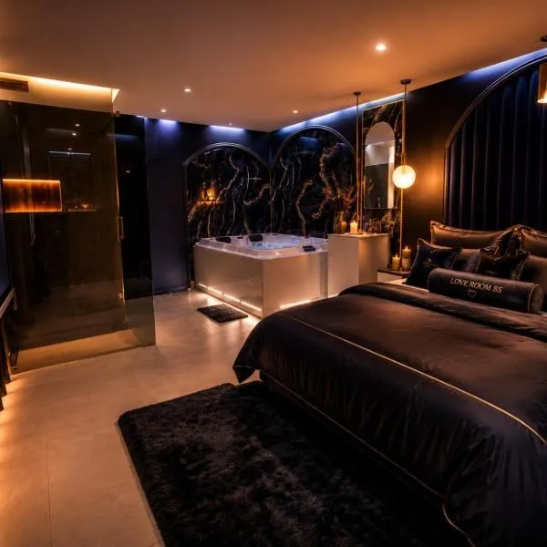Love Room 85 avec Jacuzzi & Terrasse Privé，位于科特赖克的酒店