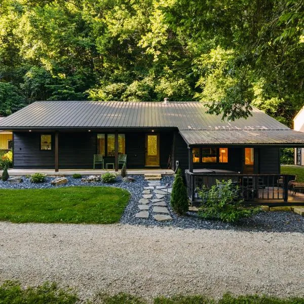 Secluded Family Cabin with Hot Tub，位于Shoals的酒店