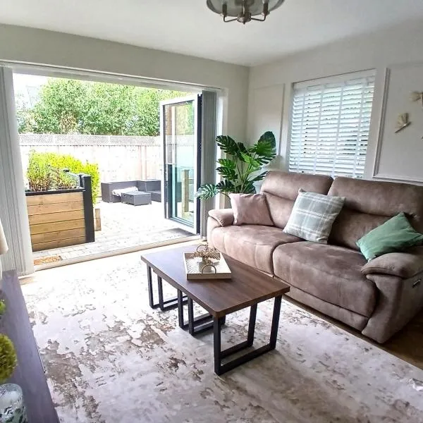 Luxury Modern Bungalow Louth - EV friendly & parking - Close to Riverside Walks & Pub，位于劳斯的酒店