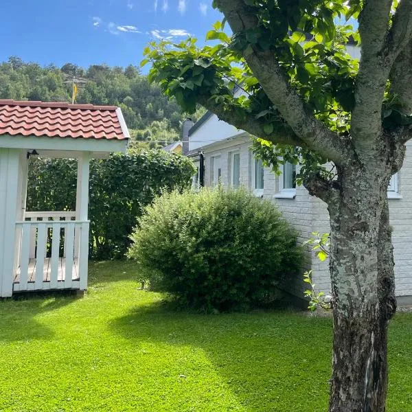 Private Guest Apartment with Separate Entrance in Fjällbacka，位于弗加尔巴卡的酒店