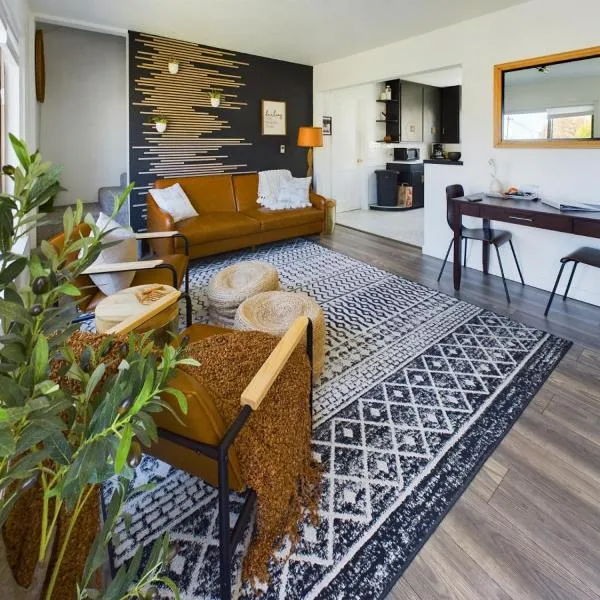 Modern Earthy Bungalow I King Beds I OSU，位于科瓦利斯的酒店