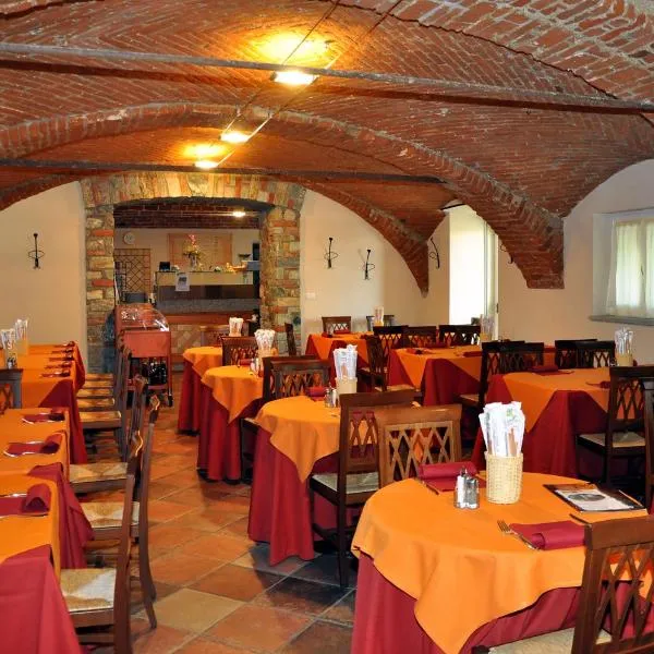 拉托雷塔餐厅酒店，位于Livorno Ferraris的酒店