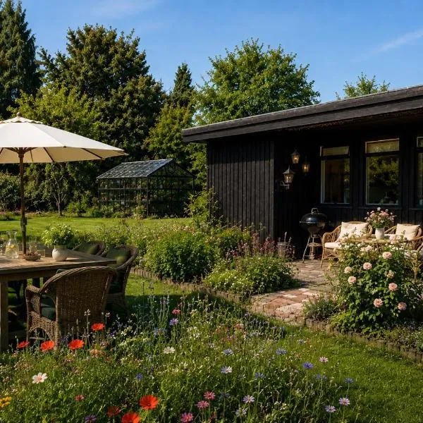 Cozy summer cottage with orangery close to Heatherhill and Beach，位于瓦伊比的酒店