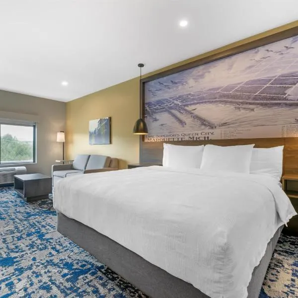 Best Western Plus Marquette Hotel & Suites，位于马凯特的酒店