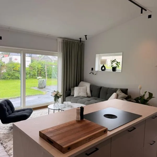 Modern nybyggd lägenhet med hotellkänsla intill sjön Gerdsken，位于阿灵索斯的酒店