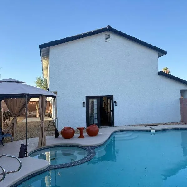 4 bedroom Luxuriously Furnished Modern Mansion With Pool, Spa, and Patio，位于拉斯维加斯的酒店