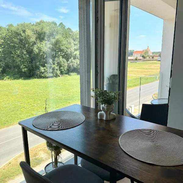 Apartman Nebo Castle View, Mini Zoo, Free Parking & WiFi，位于Ðurđevac的酒店