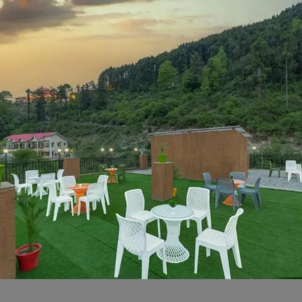 The Charvi Retreat I Vacations I Conference I MICE I Family Events I Open Air Terrace I Sky Bonfire I Wooden Rooms With Pvt Balconies I Kufri by Exotic Stays，位于库夫里的酒店