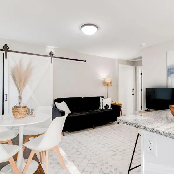 Cozy 1-Bedroom Retreat, New Remodel, Fast Wi-Fi，位于哥伦布的酒店