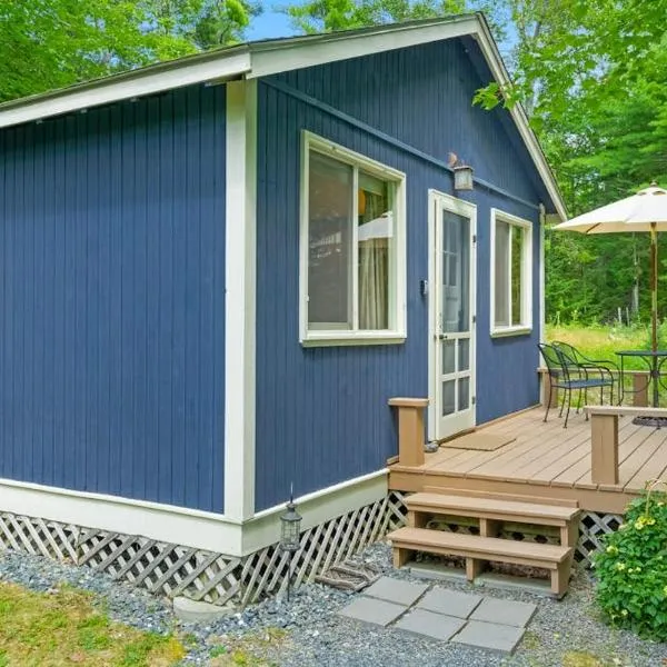 Woodland Home near Long Pond w/ Spacious Living Area, Full Kitchen & Deck，位于Somesville的酒店