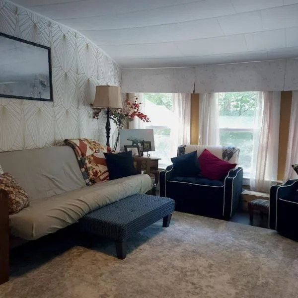 The Parlour 2 bedroom Sleeps 4-6,位于Rumford的酒店