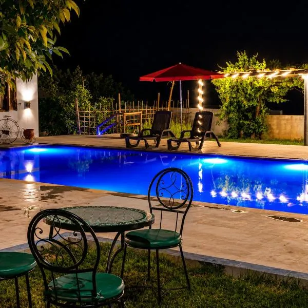 Villa Mouloud - Piscine partagée, nature et calme，位于海尼夫拉的酒店