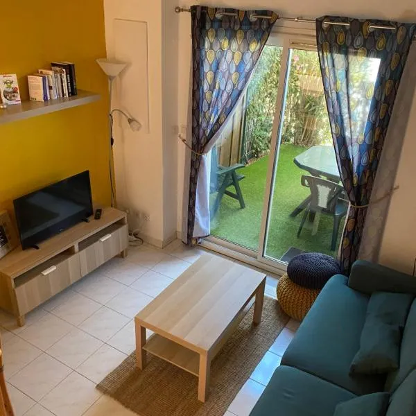 Maisonnette Ti Lézard Vert au calme à 100 mètres de la plage，位于弗龙蒂尼昂的酒店