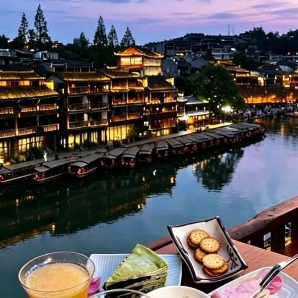 Phoenix Ancient Hill Riverside View Hotel- Offers free one-way high-speed rail pick-up service - Afternoon tea - Self-service laundry - Baggage storage - Travel planning,位于凤凰的酒店