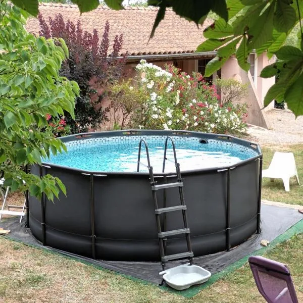 Les Murmures de la Forêt Bed and Breakfast，位于Lanas的酒店