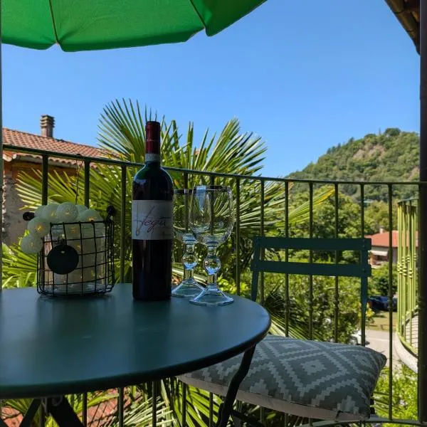 Rocha da Travalia - Loft & Lake in Castelveccana，位于卡斯泰尔韦卡纳的酒店