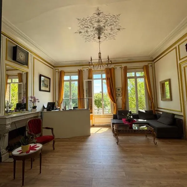 Hotel du chateau blanc，位于Saint-Aubin-lès-Elbeuf的酒店