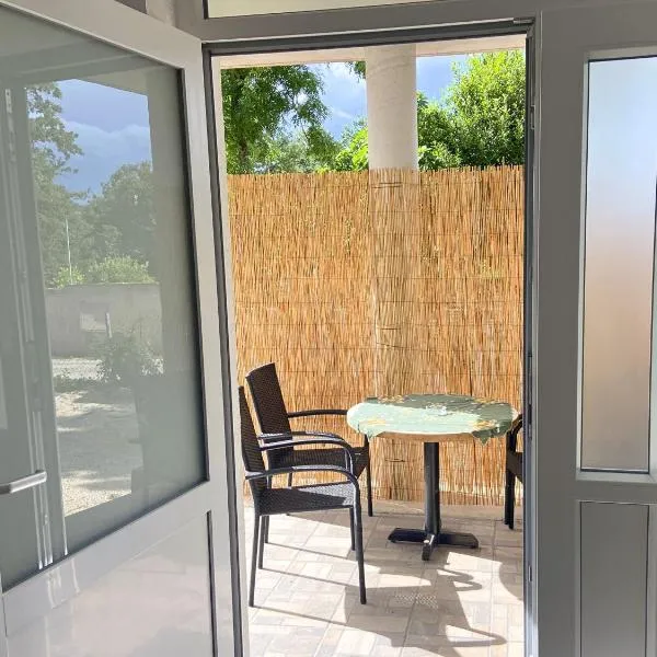 Apartment MiA with WIFi and private garden,位于帕维西尼的酒店
