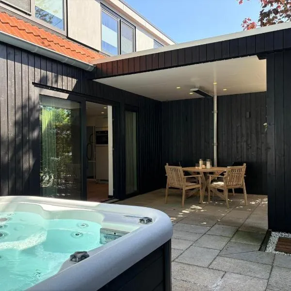 Nieuwe vakantiewoning met spa in Oostkapelle vlakbij strand en centrum，位于东卡佩勒的酒店