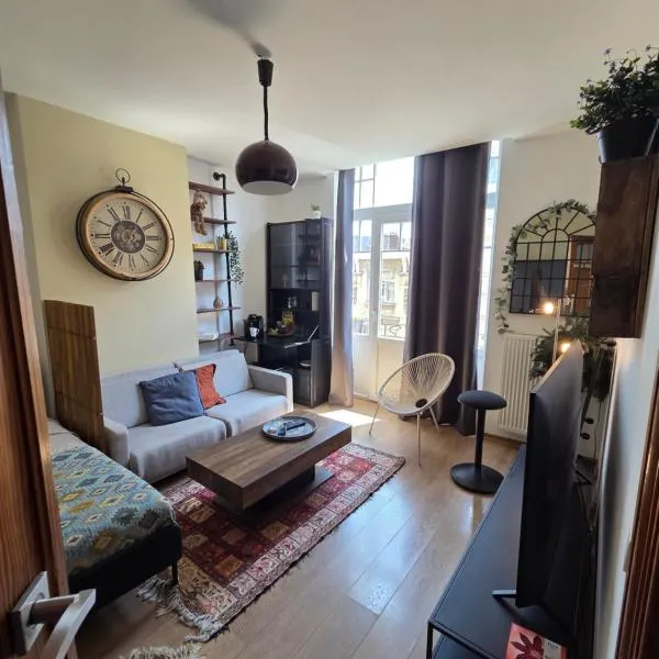 Pb155, balcony with street view，位于布鲁塞尔的酒店