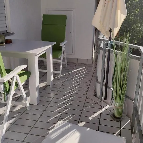 Helle schöne Dachgeschosswohnung mit Balkon，位于Wahlwies的酒店
