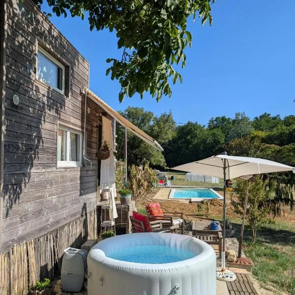 Tiny chouette et jacuzzi,位于Doulezon的酒店