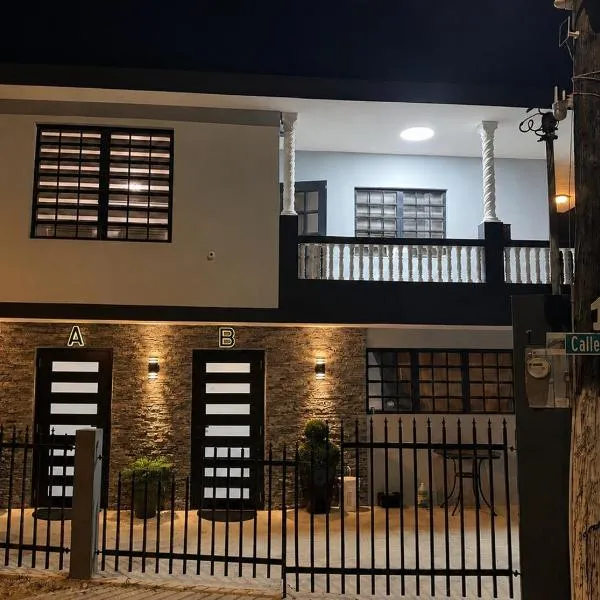 Cozy Beach apartment -Steps to the Beach Apt A，位于阿瓜迪亚的酒店