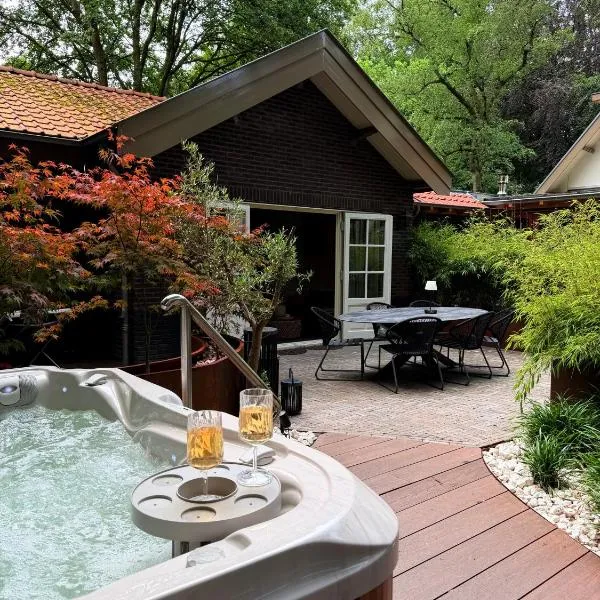 Berg en Bos Suite met luxe jacuzzi，位于阿珀尔多伦的酒店
