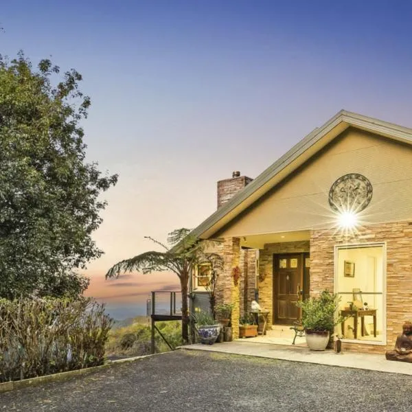 Serenity Rainforest Retreat With Breathtaking Gold Coast Views - Sleeps 4 - 6 people - Shared Home，位于春溪的酒店
