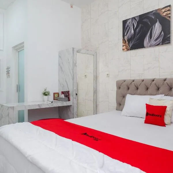 RedDoorz Syariah near Taruna Nusantara Magelang，位于Banyurojo的酒店
