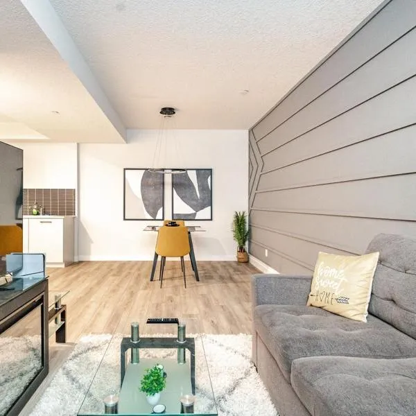 Hotchlair Private Suite with Kitchen, Dining & Cozy Living Area，位于卡尔加里的酒店