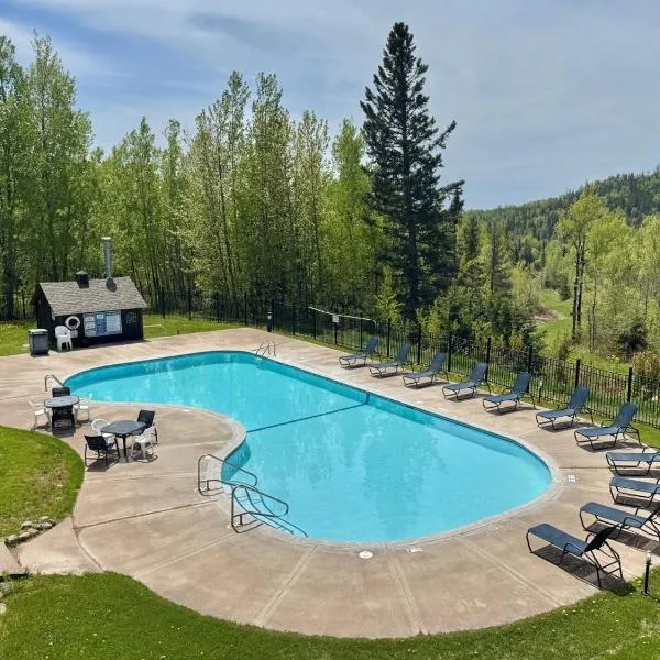 North Shore ski-in/ski-out loft with hot tub，位于卢森的酒店