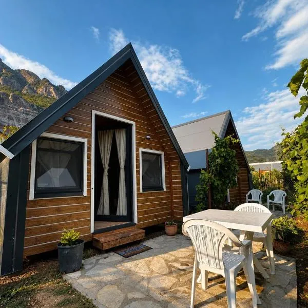 Koman Twin Cabins，位于Gushtë的酒店