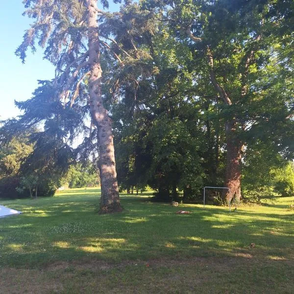 Les Roches Blanches Emplacements tente, caravane, camping-car,位于Guenroc的酒店