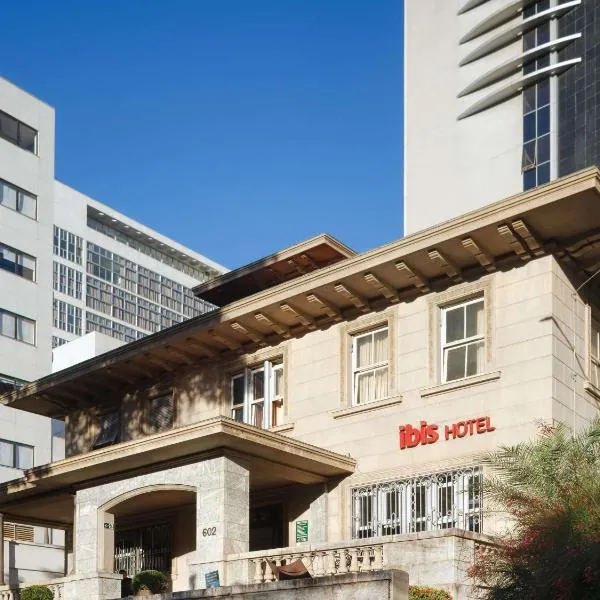 宜必思贝洛奥里藏特利贝尔达德酒店,位于贝洛奥里藏特的酒店