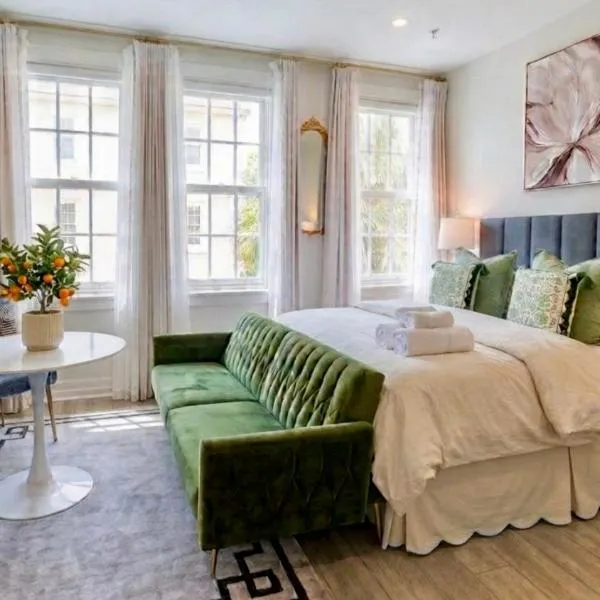 The Green Room - Poolview Studio and Parking Spot at 1920s Historic Residence on Palm Beach Island，位于棕榈滩的酒店