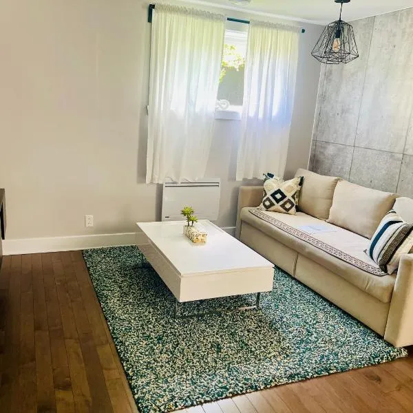Modern 2BR Suite - 3 Beds- Sleeps 6 - Free Parking - Near Montreal，位于隆格伊的酒店