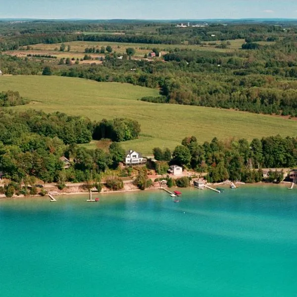 The Torch Lake Bed and Breakfast，位于Kewadin的酒店
