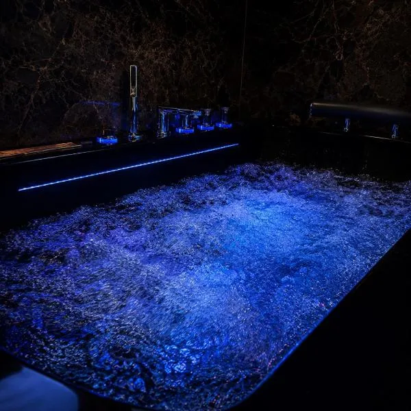 Les Suites du Château I Spa Balnéo I Cinéma Expérience，位于Marliens的酒店