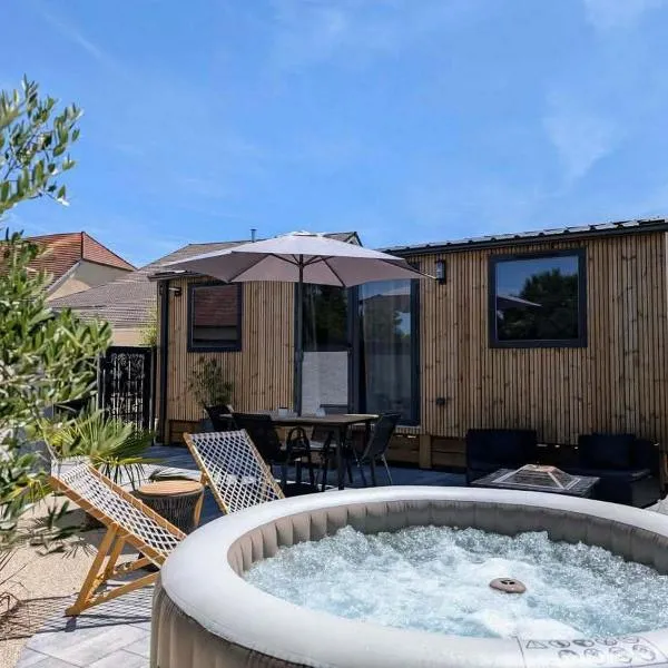 Tiny house climatisé et jacuzzi privatif，位于Saint-Loup-Nantouard的酒店
