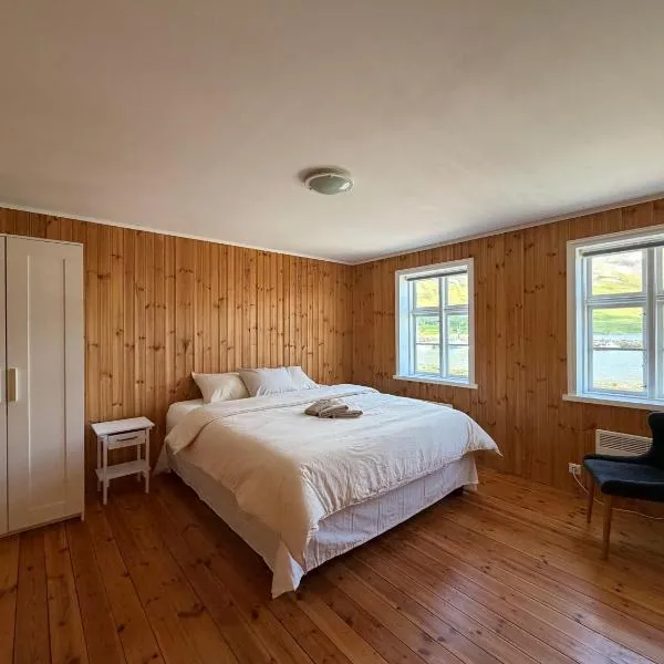 Cozy Home with Breathtaking Mountains and Sea Views,位于Flateyri的酒店