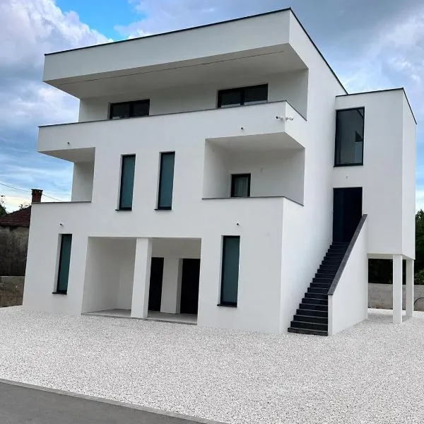 Villa Koćuša，位于柳布什基的酒店