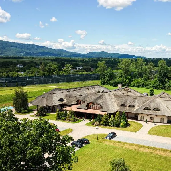 Dworek Góralski Restauracja Hotel & SPA，位于Łodygowice的酒店