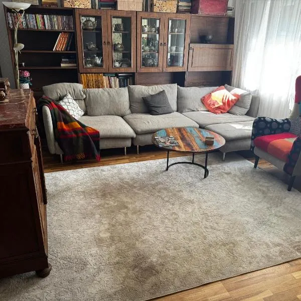 Cosy house with forest view，位于Püssi的酒店