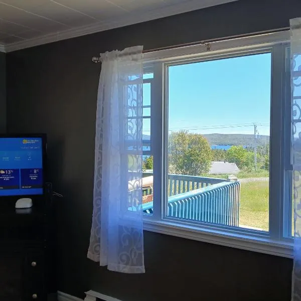 Newfie and a Yankee Bungalow，位于Placentia的酒店