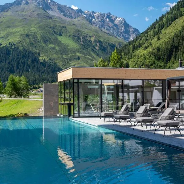 DAS VIER Sport und Wellnesshotel，位于皮茨河谷圣莱昂哈德的酒店