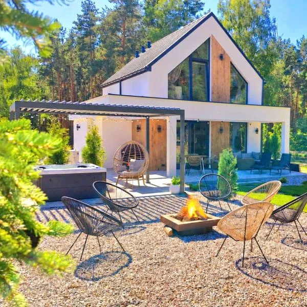 Bosarosa Forest & Lake Villa z jacuzzi wanna SPA，位于Laski Małe的酒店