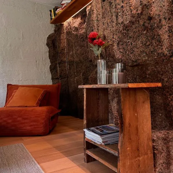 Granit, loft-asunto kallion syleilyssä, ilmainen parkki ja sauna，位于波尔沃的酒店